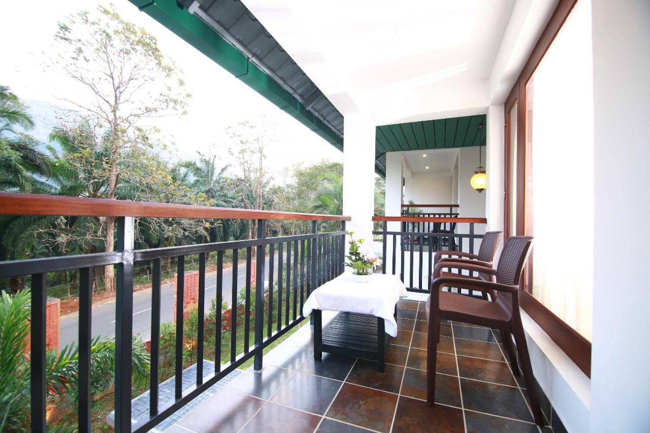 Silver Storm Resort อทิราพาลลี ภายนอก รูปภาพ