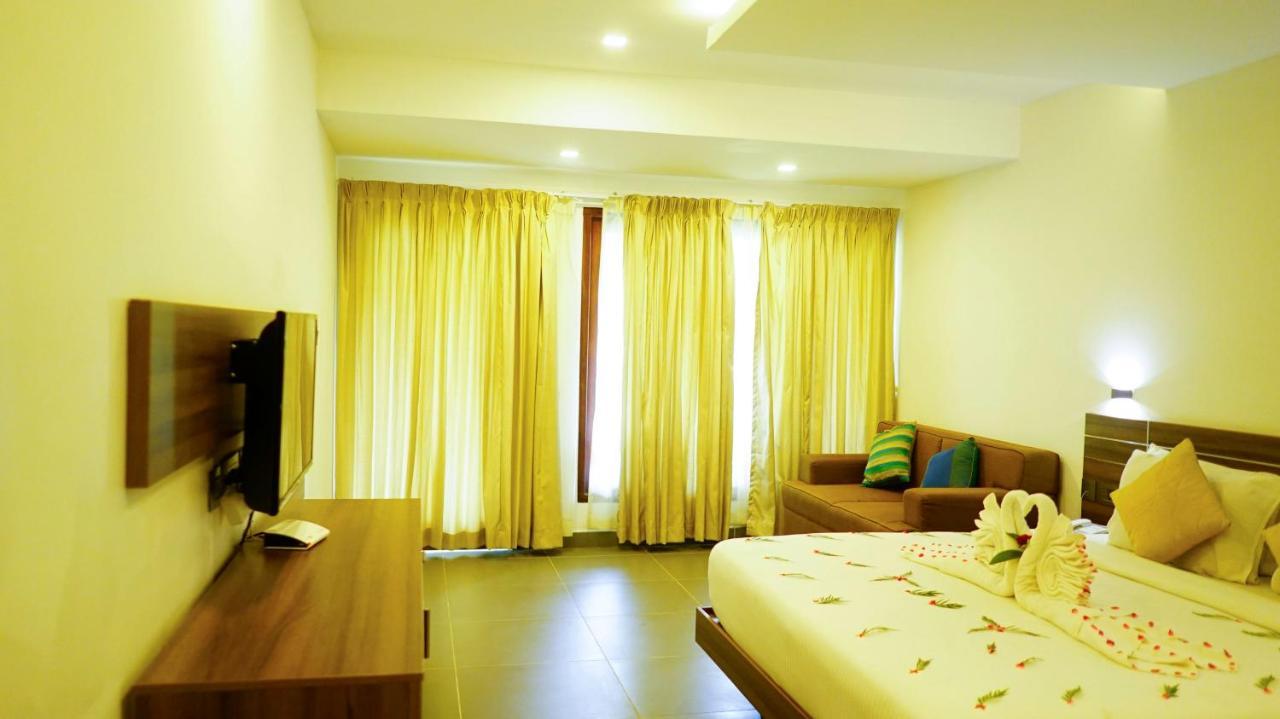 Silver Storm Resort อทิราพาลลี ภายนอก รูปภาพ
